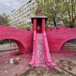 В центре Волгограда детский «замок» перекрасили в кислотно-розовый — жители возмущены