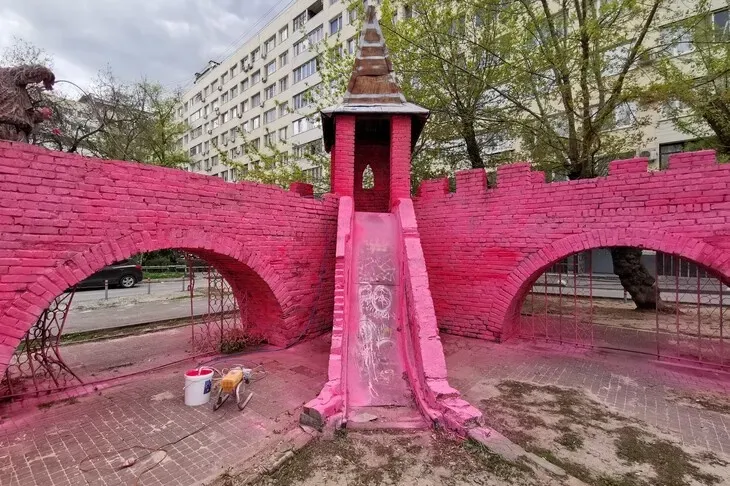 В центре Волгограда детский «замок» перекрасили в кислотно-розовый — жители возмущены