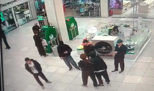 Конфликт у торгового центра закончился протоколами