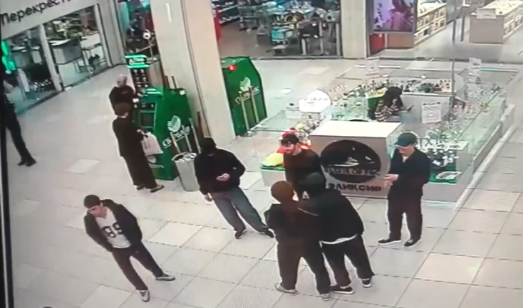 Конфликт у торгового центра закончился протоколами