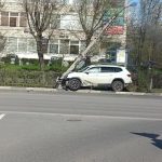 Кроссовер снёс фонарный столб на проспекте Ленина в Волжском