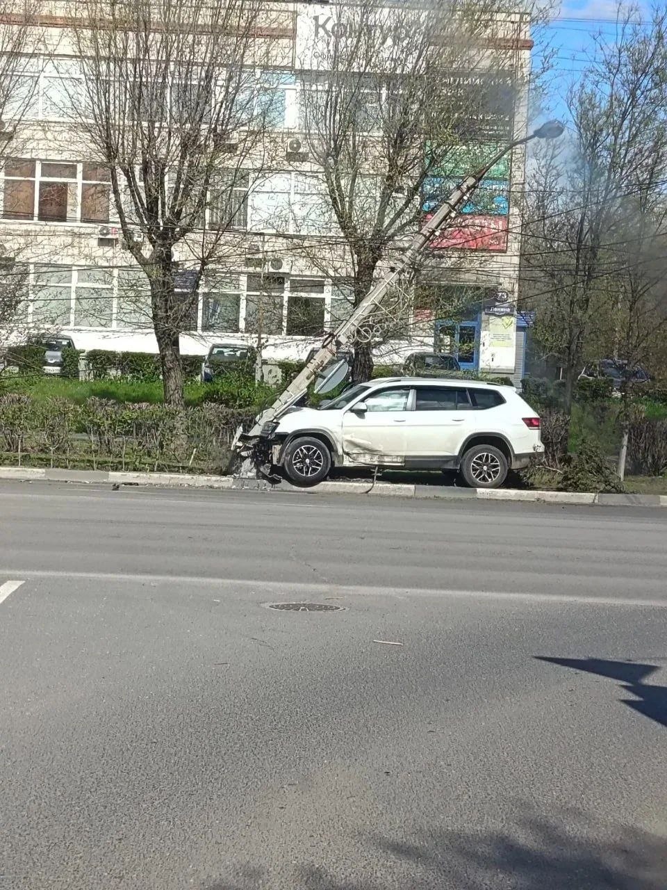 Кроссовер снёс фонарный столб на проспекте Ленина в Волжском