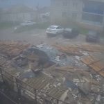 Крыша рухнула на авто в Быково: водитель и пешеход чудом спаслись