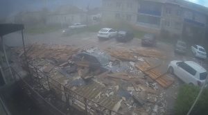 Крыша рухнула на авто в Быково: водитель и пешеход чудом спаслись