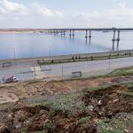 Ливень размыл склон у Волгоградского моста: образовалась глубокая промоина