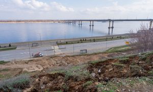 Ливень размыл склон у Волгоградского моста: образовалась глубокая промоина