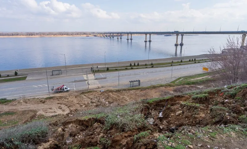 Ливень размыл склон у Волгоградского моста: образовалась глубокая промоина