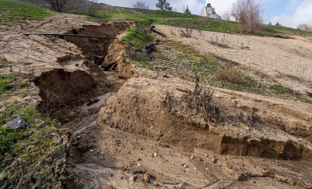Ливень размыл склон у Волгоградского моста: образовалась глубокая промоина
