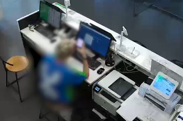 Менеджер салона связи из Волгограда продавал персональные данные