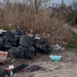 Свалка в центре Волгограда: перекресток Онежской и Енисейской завален мусором