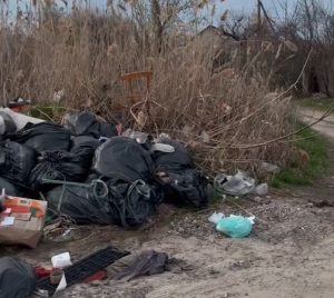 Свалка в центре Волгограда: перекресток Онежской и Енисейской завален мусором