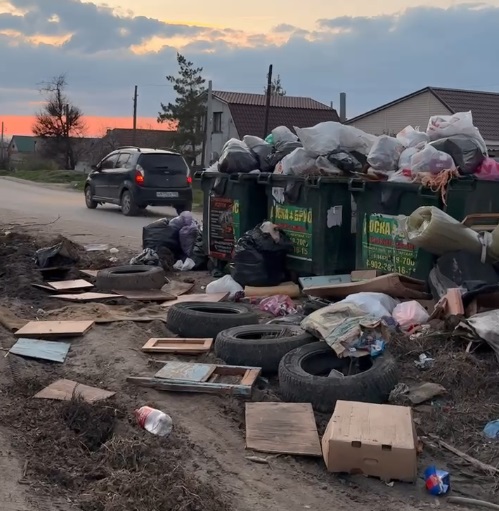 Свалка в центре Волгограда: перекресток Онежской и Енисейской завален мусором