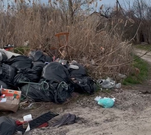 Свалка в центре Волгограда: перекресток Онежской и Енисейской завален мусором