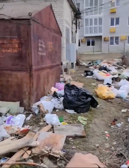Мусор не вывозят: двор на Тарифной завален отходами