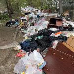 Мусор захватил дорогу: в Волгограде проезд превратился в свалку