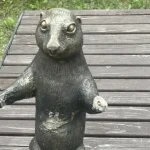 Не простоял и месяца: в Волжском снова испортили фигурку суслика с газетой