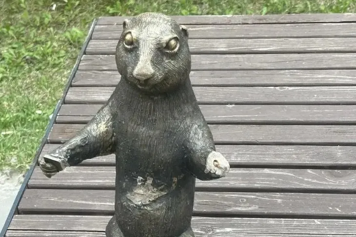 Не простоял и месяца: в Волжском снова испортили фигурку суслика с газетой