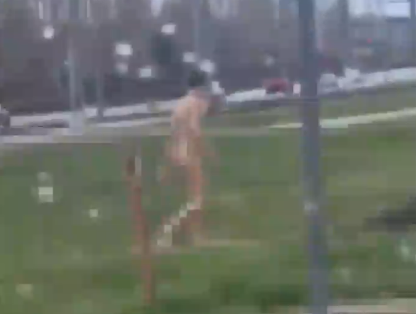 Необычный инцидент у ТЦ: обнажённый прохожий шокировал людей