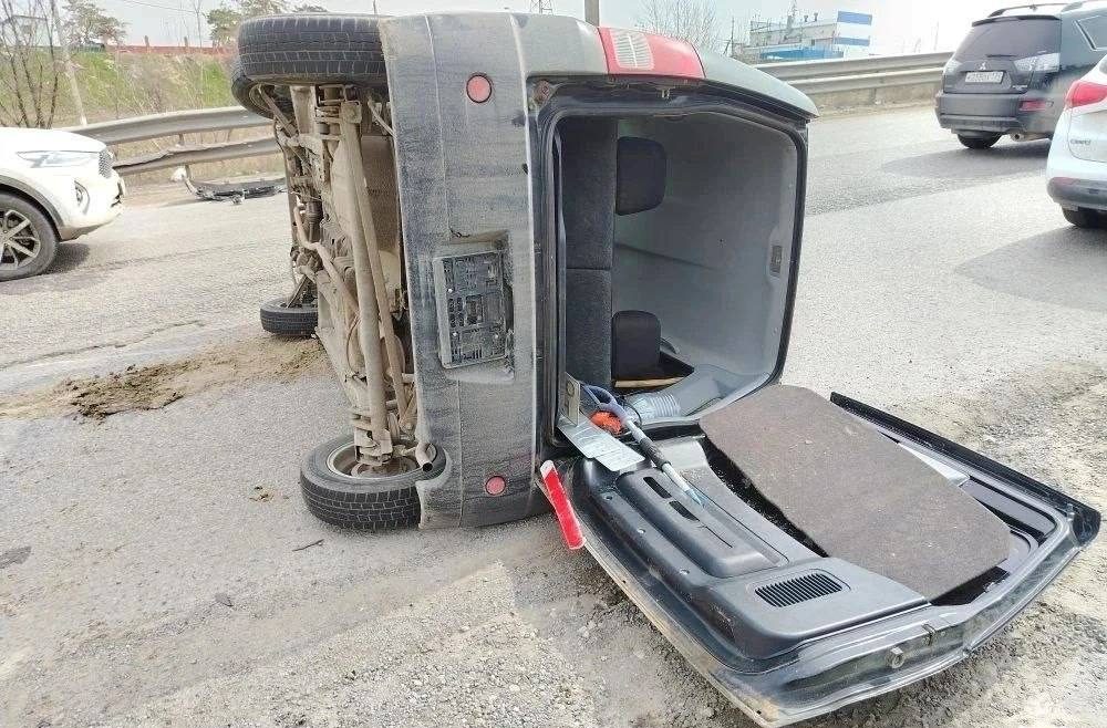 Пассажир пострадал в аварии с опрокидыванием иномарки в Волгограде