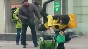 Подростки напали на курьера «Яндекс.Доставки» в Волгограде