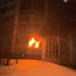 Полицейский вынес пенсионерку из горящей квартиры ночью