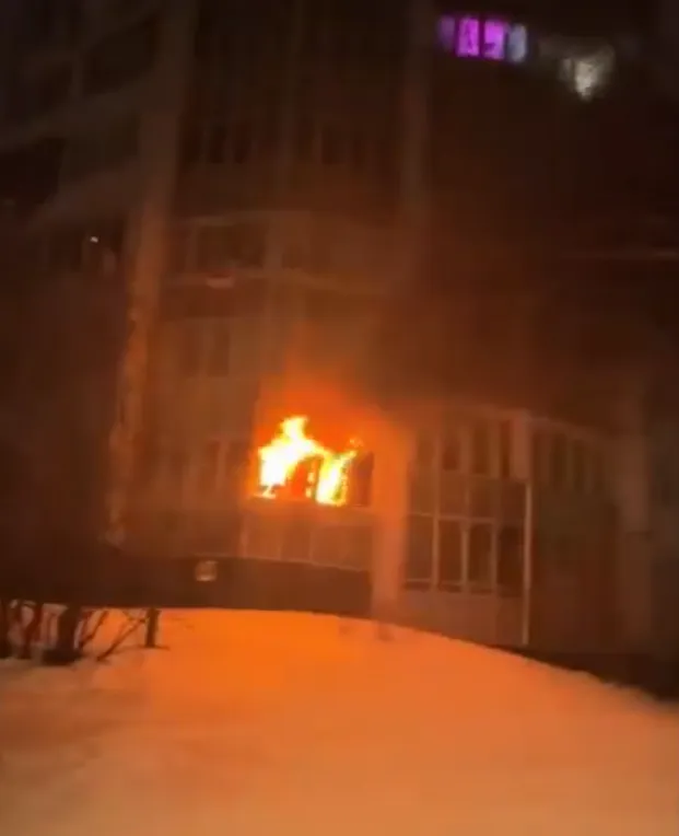 Полицейский вынес пенсионерку из горящей квартиры ночью