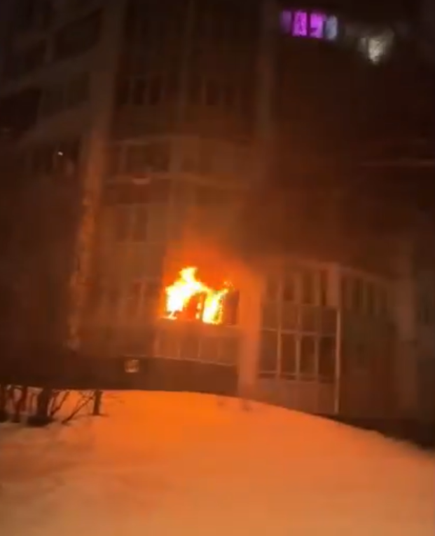 Полицейский вынес пенсионерку из горящей квартиры ночью