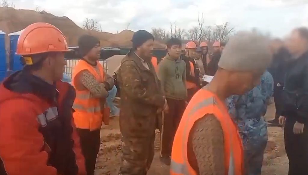В Дзержинском районе Волгограда на стройке выявили мигрантов без документов