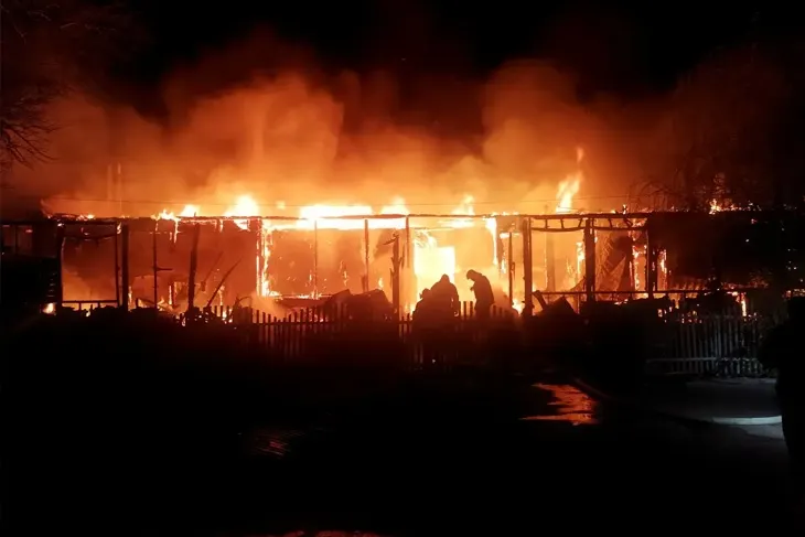 Крупный пожар уничтожил Дом культуры в хуторе Безымянка под Михайловкой