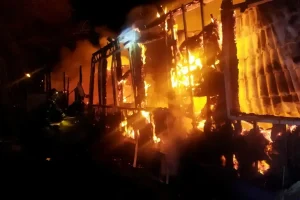 Крупный пожар уничтожил Дом культуры в хуторе Безымянка под Михайловкой