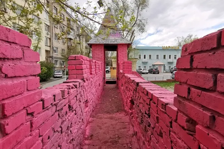 В центре Волгограда детский «замок» перекрасили в кислотно-розовый — жители возмущены
