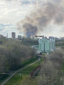 Столб дыма над Волгоградом: на Рокоссовского горит камыш