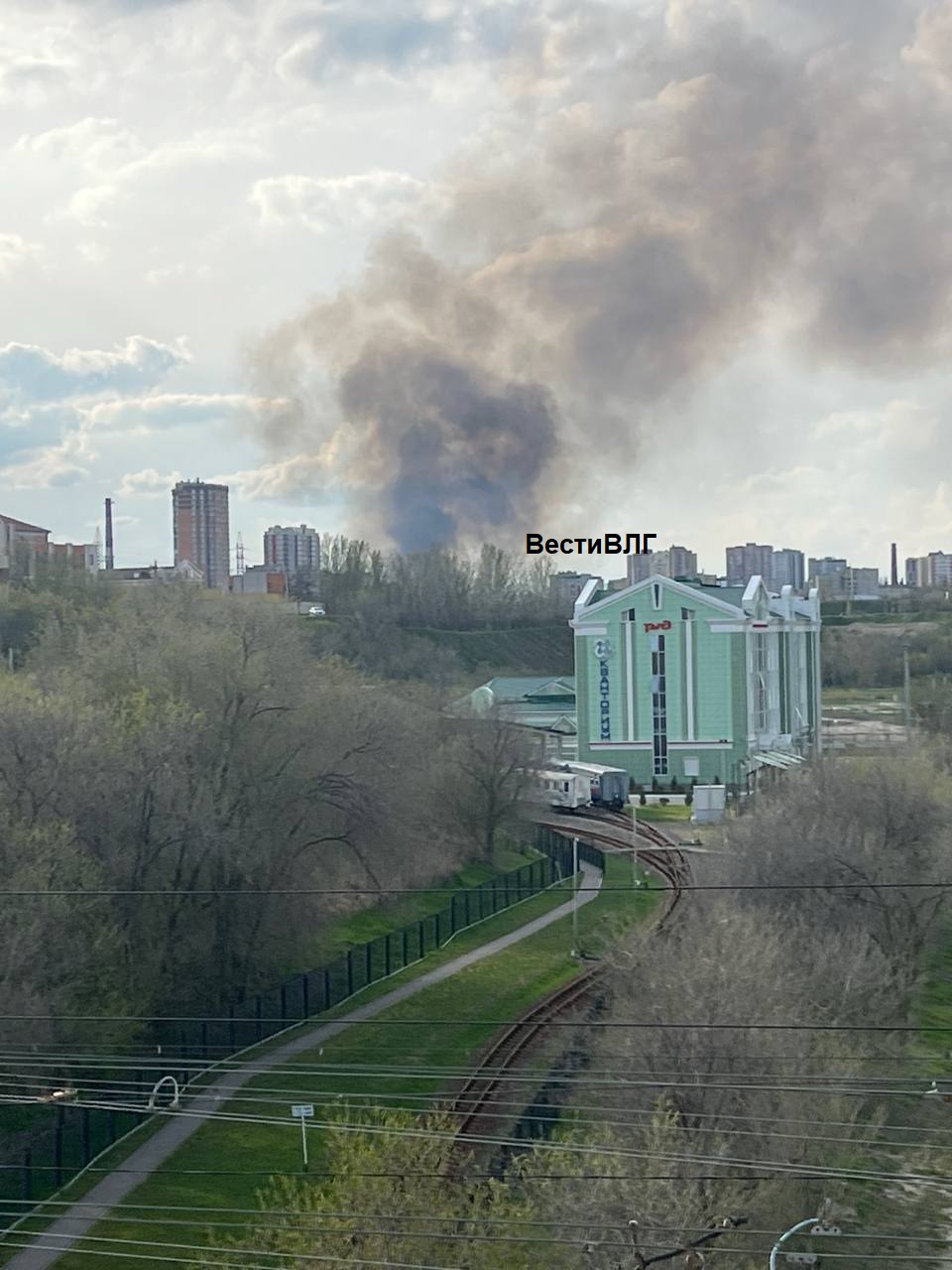 Столб дыма над Волгоградом: на Рокоссовского горит камыш