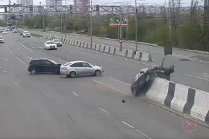 В Волгограде Honda вылетела на ограждение после ДТП с «Грантой»