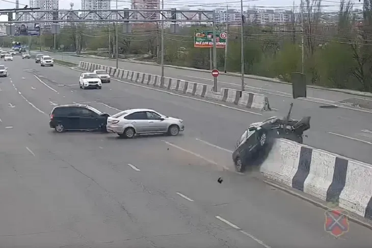 В Волгограде Honda вылетела на ограждение после ДТП с «Грантой»