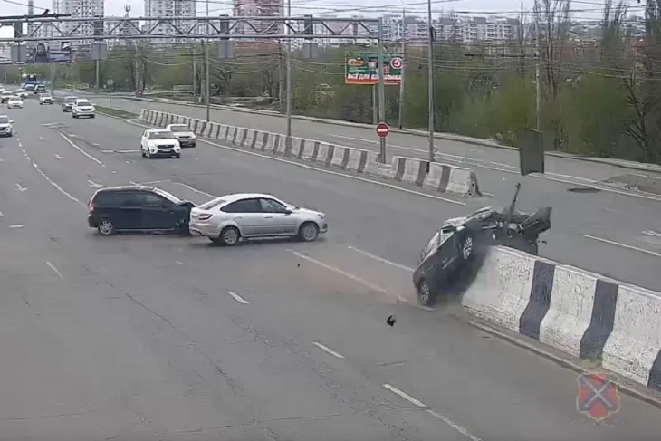 В Волгограде Honda вылетела на ограждение после ДТП с «Грантой»