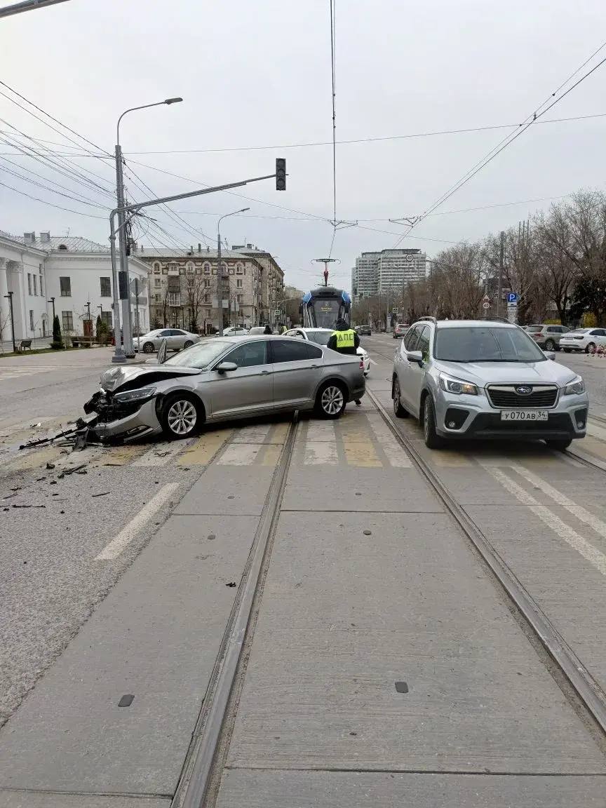 ДТП нарушило движение трамваев №4 и №10 в Волгограде