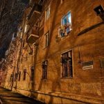 В Волгограде трёхлетняя девочка выпала из окна второго этажа