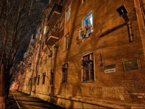 В Волгограде трёхлетняя девочка выпала из окна второго этажа