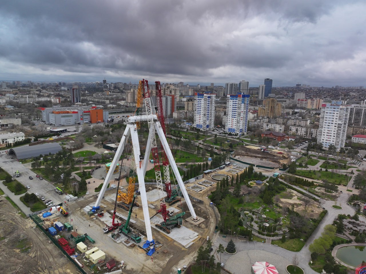 В Волгограде установили центральный вал колеса «Звезда Сталинграда»