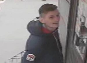 В Волжском ищут мужчину, потратившего деньги с чужой карты