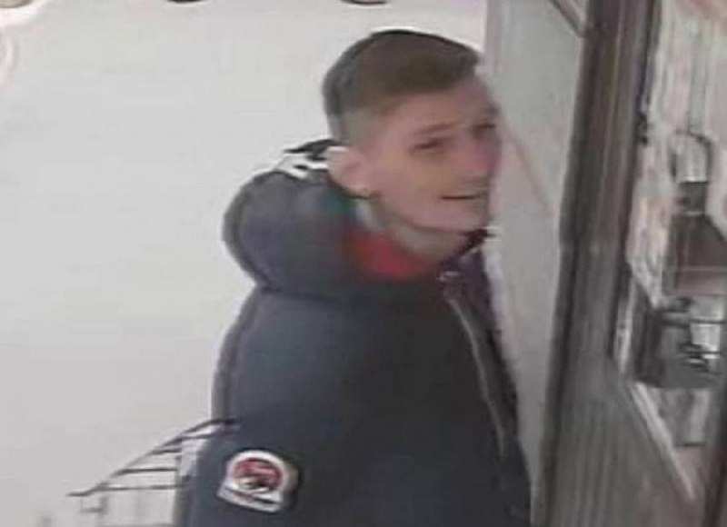 В Волжском ищут мужчину, потратившего деньги с чужой карты