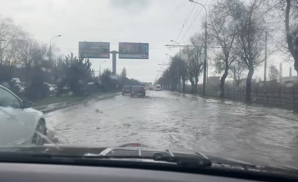 Ливни в Волгограде: Первая продольная затоплена, город сковали пробки