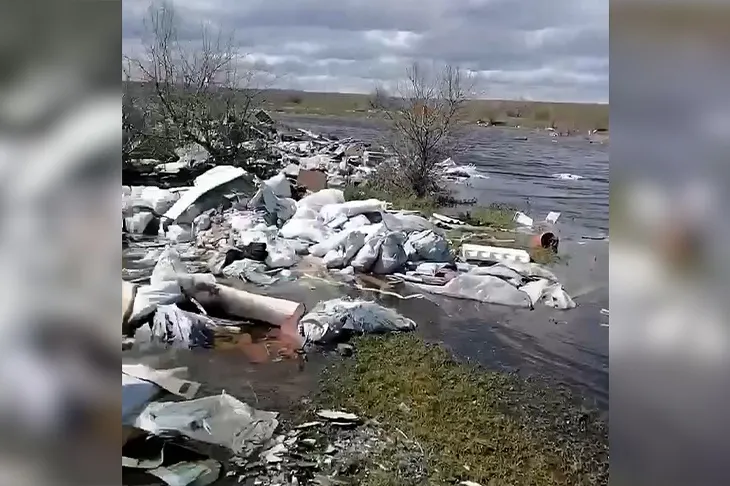 Волгоградская область: в Ахтубе затопило свалку, местные требуют вмешательства властей