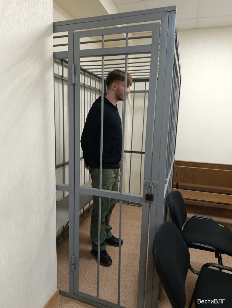 19-летний астраханец взят под стражу за хищение денег под видом полицейского