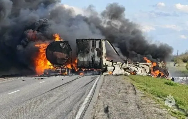 Жуткое ДТП в Дубовском районе: бензовоз устроил огненный ад на трассе