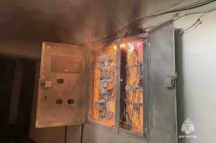 Пожар с пятого по восьмой этаж произошел в доме на Краснополянской в Волгограде