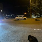 Курьера на мопеде сбили ночью на улице Ополченской в Волгограде