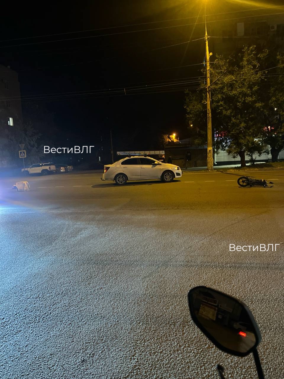 Курьера на мопеде сбили ночью на улице Ополченской в Волгограде