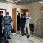 Должника по алиментам обнаружили в шкафу во время рейда приставов